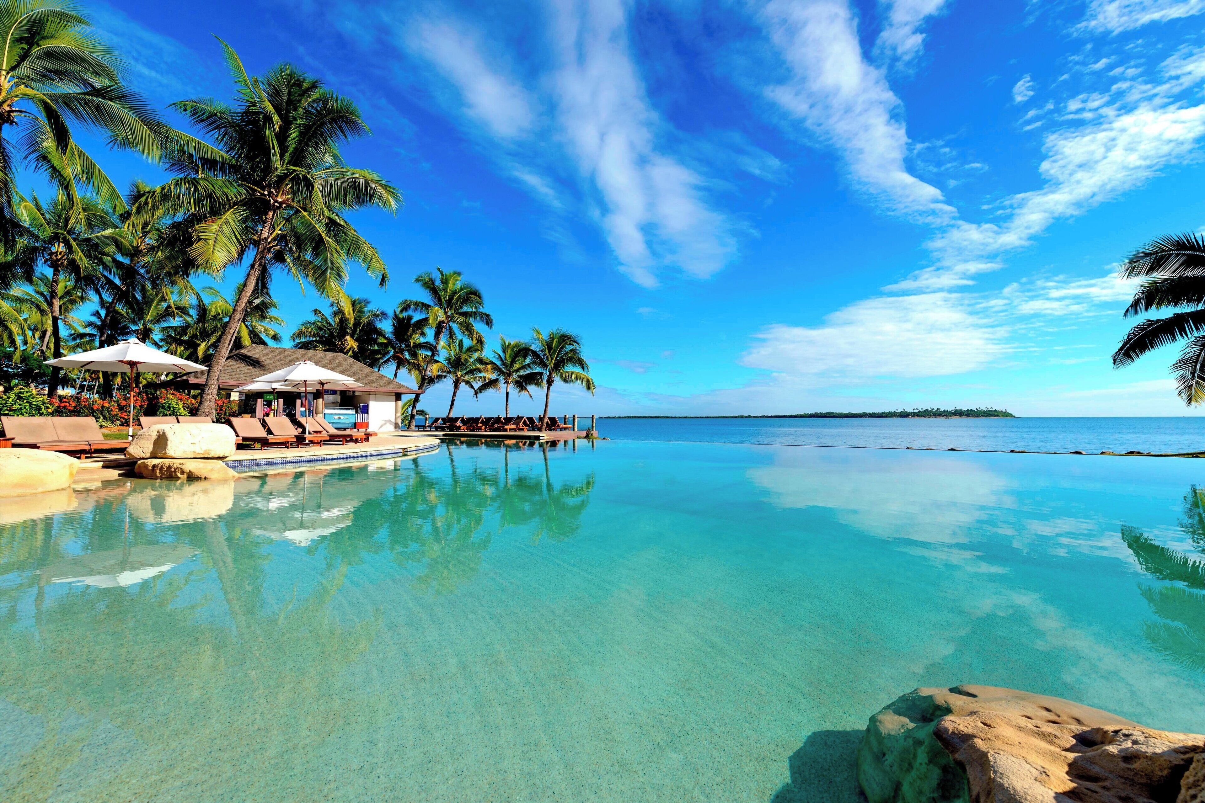 2 udendørs pools, åben fra kl. 07.00 til kl. 18.30, liggestole