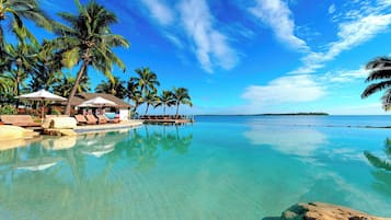 2 ulkouima-allasta avoinna 7.00–18.30, aurinkotuoleja