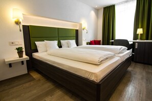 City Double Room Small | Desk, iron/ironing board, free WiFi, bed sheets - Insel Hotel Lindau (Lindau)