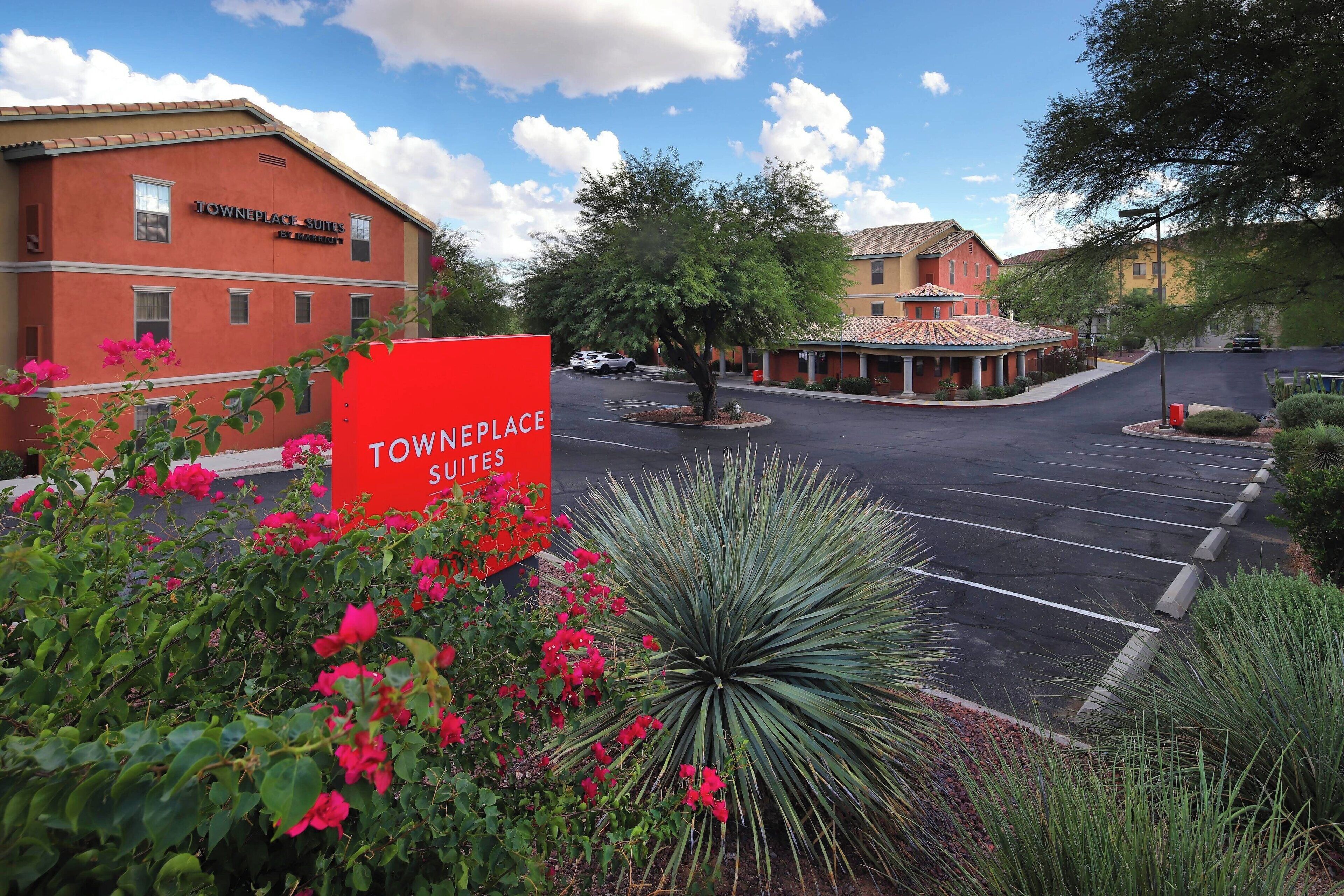 L’entrée d’un hôtel, avec une enseigne indiquant « Townplace Suites ».