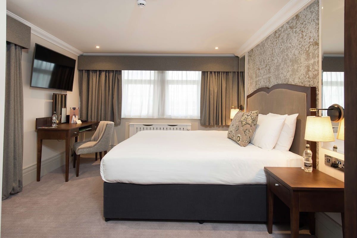 Room, 1 King Bed | In-room safe, desk, iron/ironing board, free WiFi