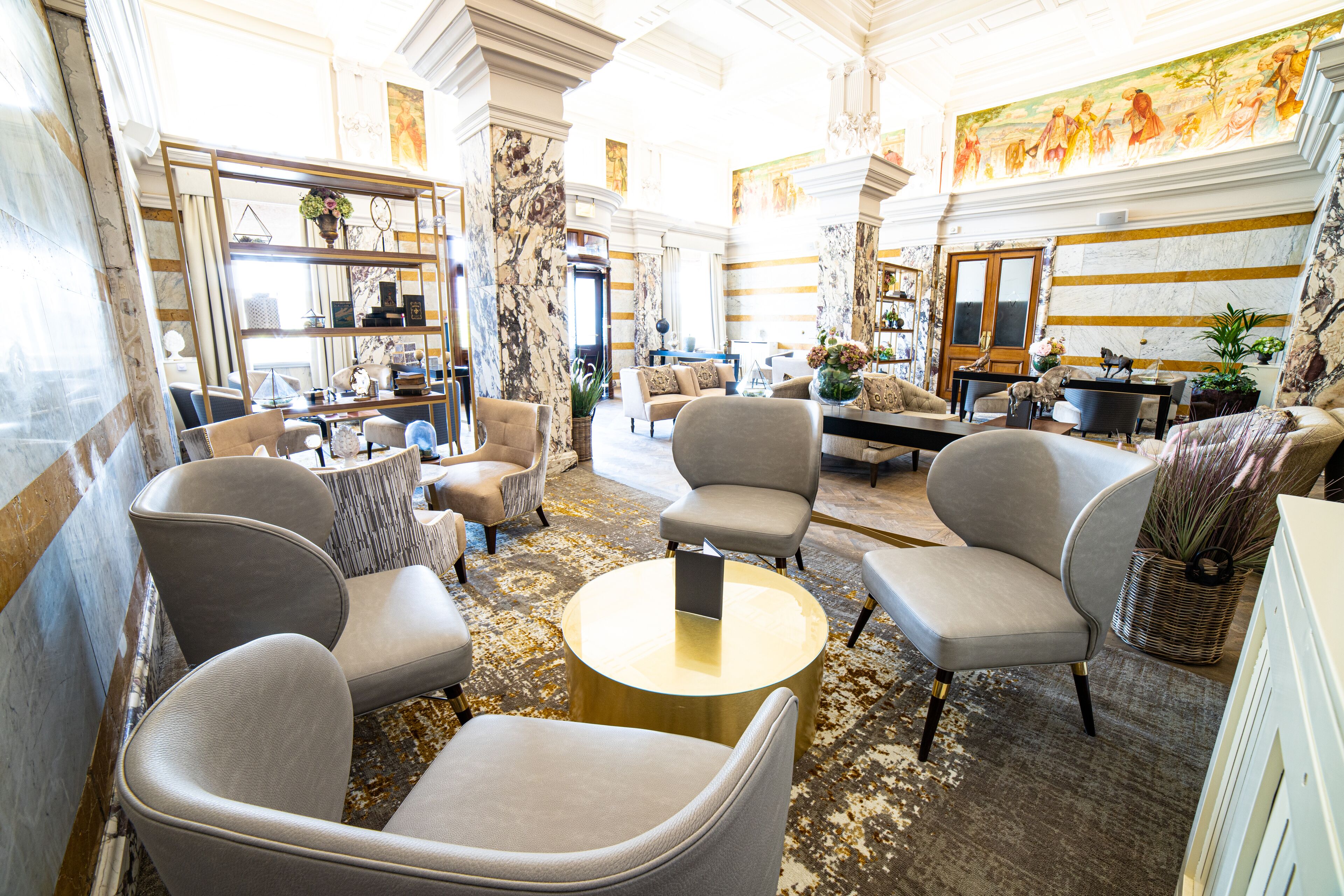 Serves lunch, dinner, and happy hour