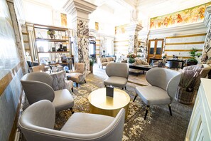 Serves lunch, dinner and happy hour