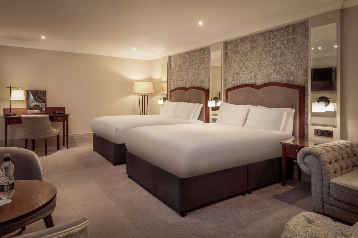 Superior King Room, 2 Beds | Safe på rommet, skrivebord, strykejern/-brett og barnesenger (inkludert)