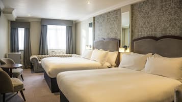 Zimmersafe, Schreibtisch, Bügeleisen/Bügelbrett, Reisekinderbett