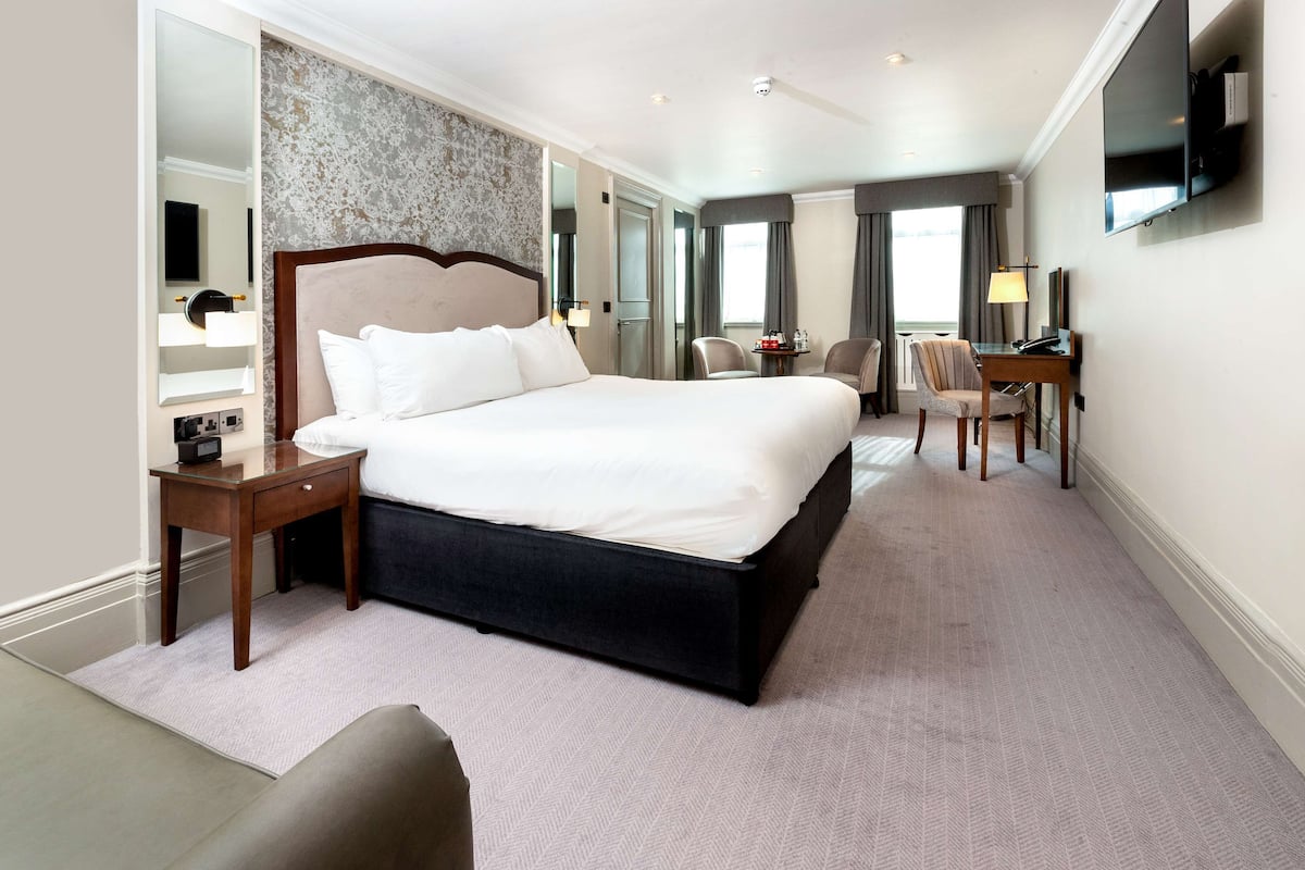 In-room safe, desk, iron/ironing board, travel cot
