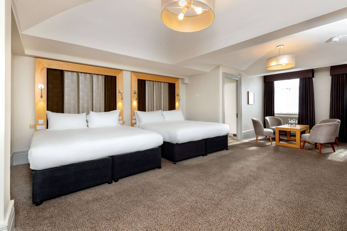 Superior Double Room, 2 Beds | Safe på rommet, skrivebord, strykejern/-brett og barnesenger (inkludert)