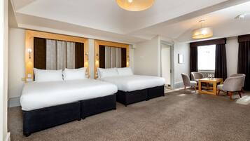 Superior Double Room, 2 Beds | Coffres-forts dans les chambres, bureau, fer et planche Ă repasser