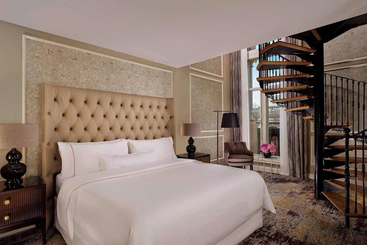Suite, 1 camera da letto, non fumatori, vista città | Biancheria da letto di alta qualità, materassi a doppio strato, minibar