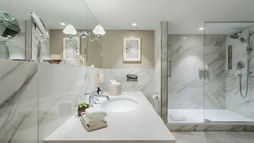 Een regendouche, gratis toiletartikelen, een haardroger, badjassen