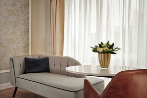 Premium bedding, pillow-top beds, minibar, in-room safe - The College Green Hotel Dublin, Autograph Collection (Dublin)