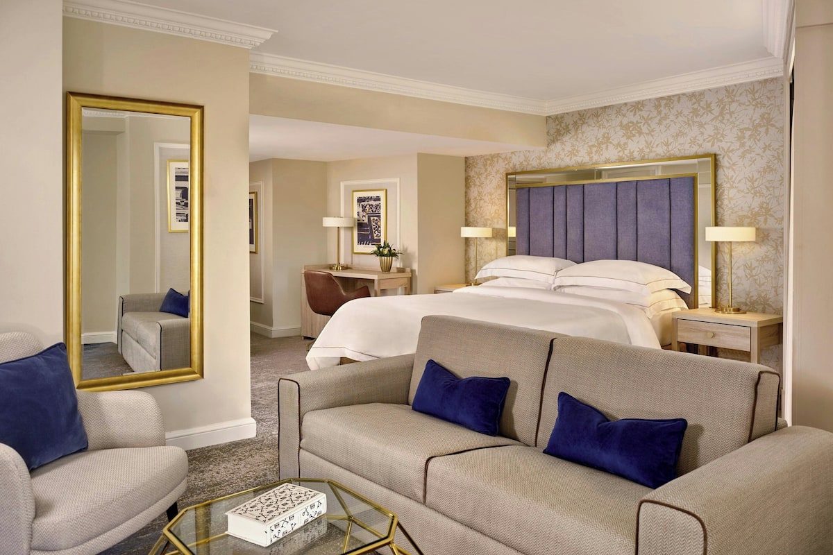 Suite Junior, 1 letto king, non fumatori, vista città | Biancheria da letto di alta qualità, materassi a doppio strato, minibar