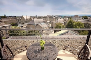 デラックス ルーム キングベッド 1 台 禁煙 シティビュー (Balcony) | 高級寝具、ピロートップベッド、ミニバー、セーフティボックス (室内)
