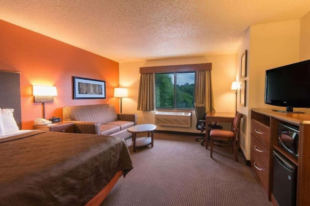 Schreibtisch, Verdunkelungsvorhänge, Bügeleisen/Bügelbrett