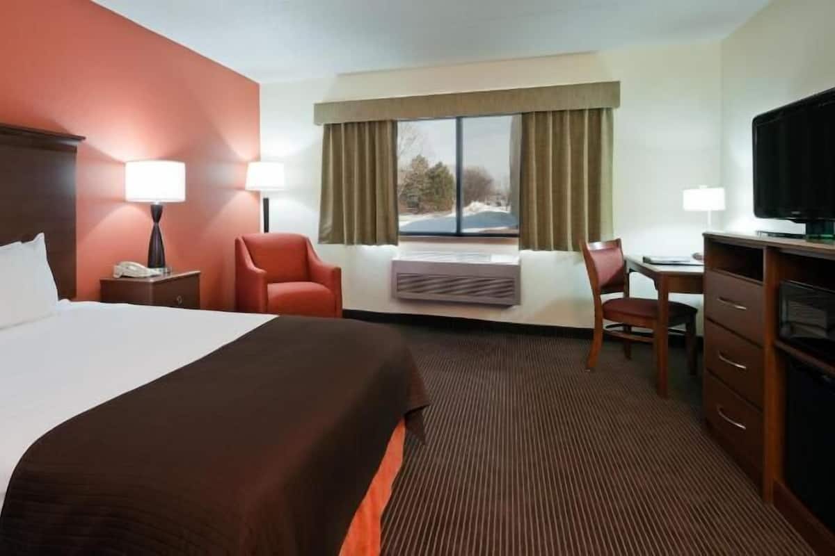 Schreibtisch, Verdunkelungsvorhänge, Bügeleisen/Bügelbrett