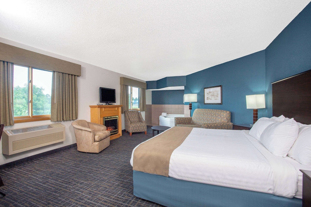 deluxe studio suite, 1 king bed, non smoking | desk, blackout curtains, soundproofing, iron/ironing board