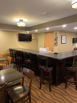 Bar (on property) - AmericInn by Wyndham Algona (Algona)