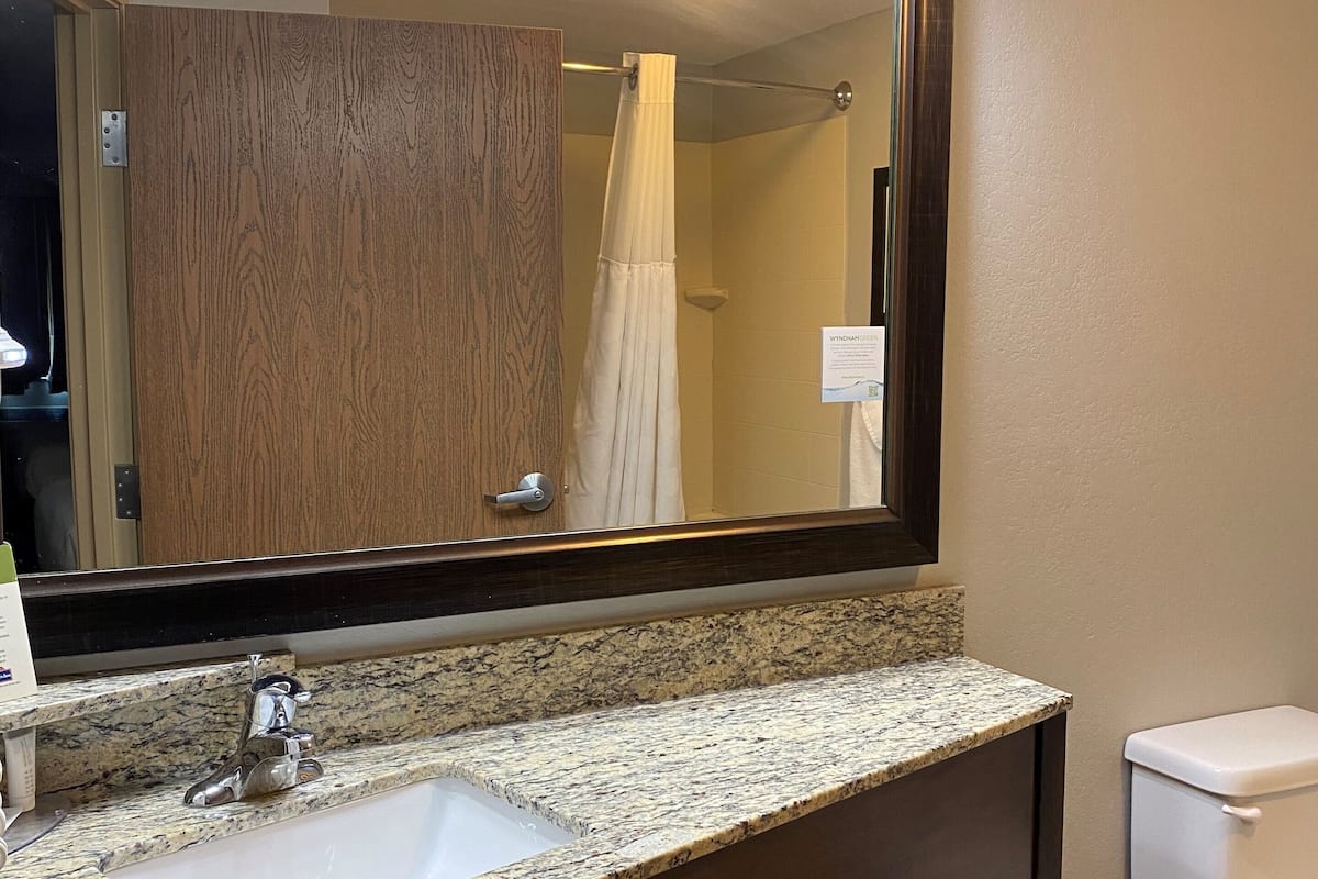 free toiletries, towels