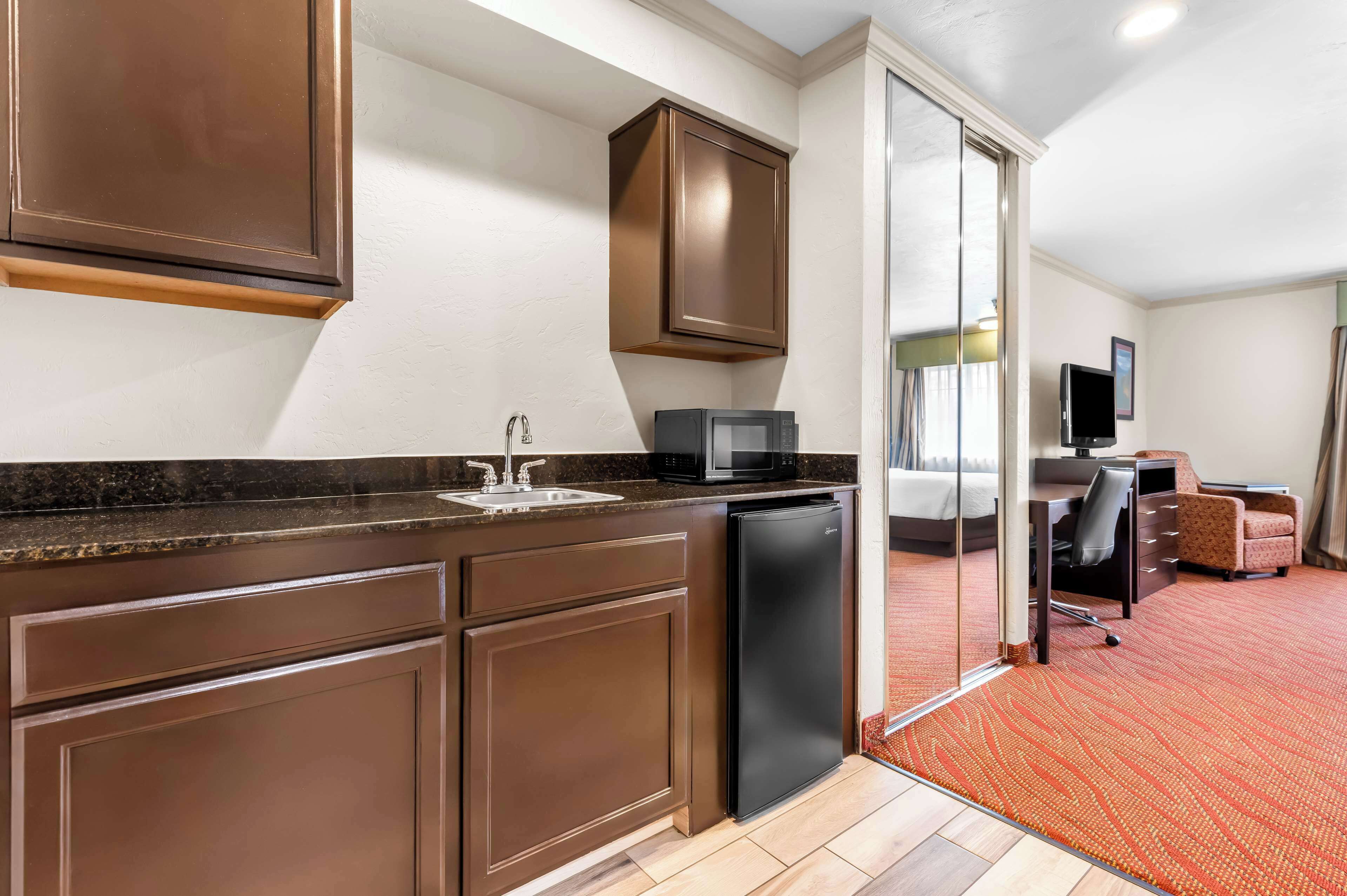 标准房, 2 张大床, 无障碍, 冰箱和微波炉 | 高档床上用品、办公桌、笔记本电脑工作区、熨斗/熨衣板