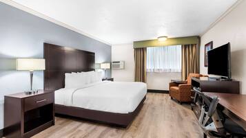 Luxe beddengoed, een bureau, een laptopwerkplek