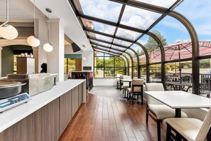 Café da manhã feito na hora grátis todos os dias