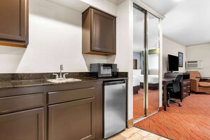 Phòng Tiêu chuẩn, 2 giường cỡ queen, không hút thuốc, lò vi sóng (Larger Room) | Bộ đồ giường cao cấp, bàn, khu vực làm việc phù hợp cho laptop 