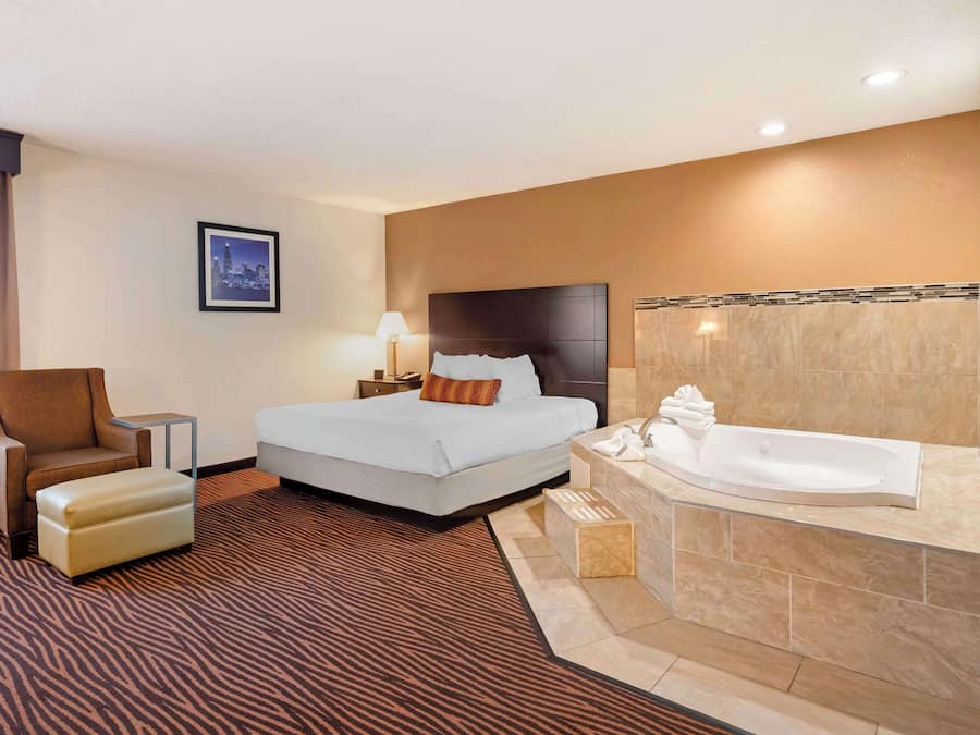 Hypo-allergenic bedding, in-room safe, laptop workspace, blackout drapes