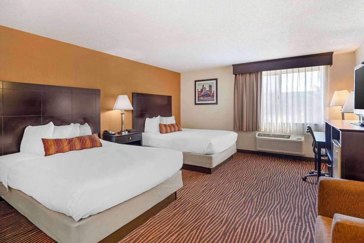 Hypo-allergenic bedding, in-room safe, laptop workspace