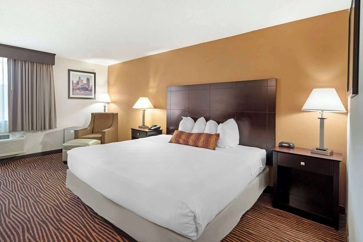 Hypo-allergenic bedding, in-room safe, laptop workspace