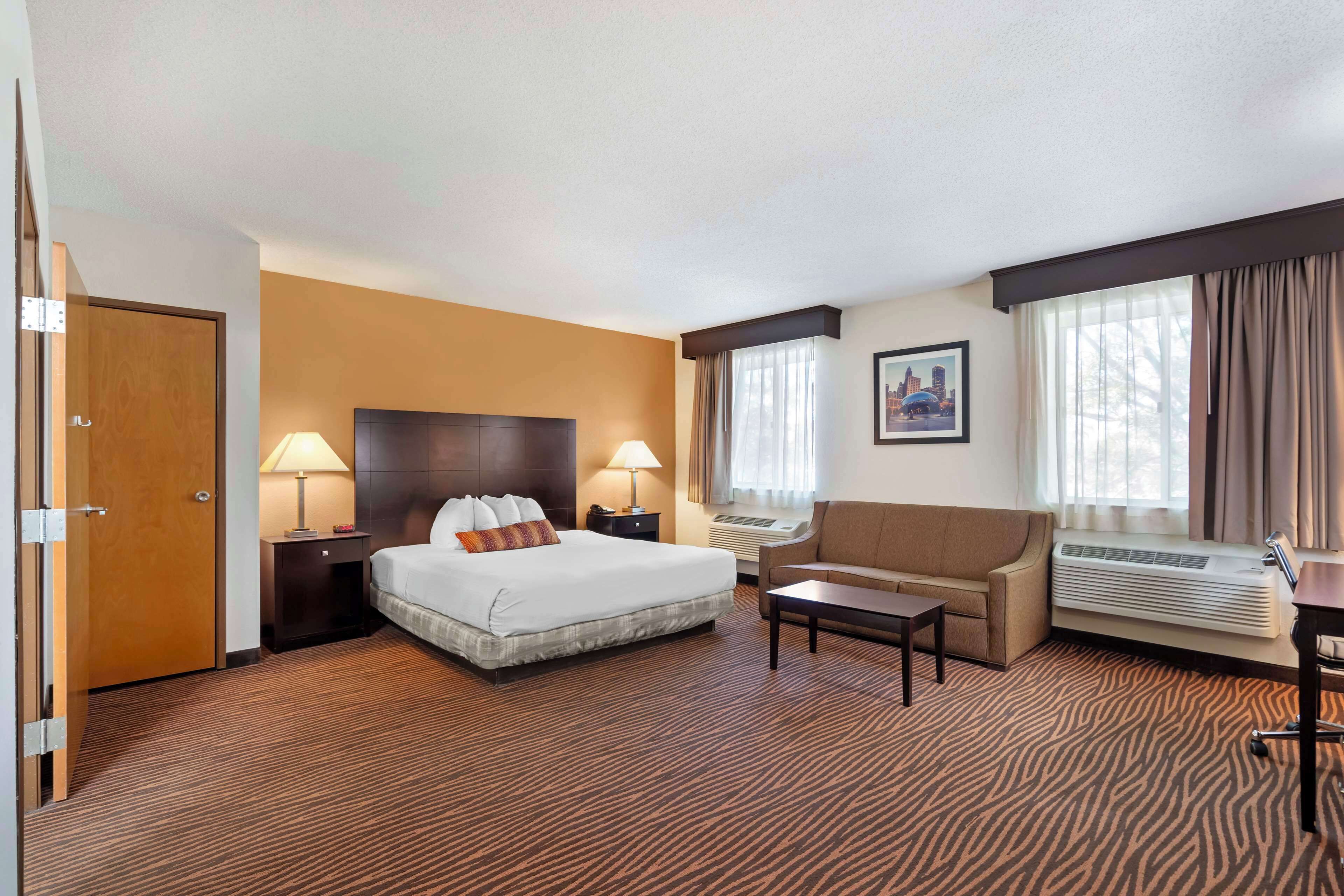 Standard Room, 1 King Bed with Sofa bed, Accessible, Bathtub (with Sofabed) | Hypo-allergenic bedding available, in-room safe, laptop workspace