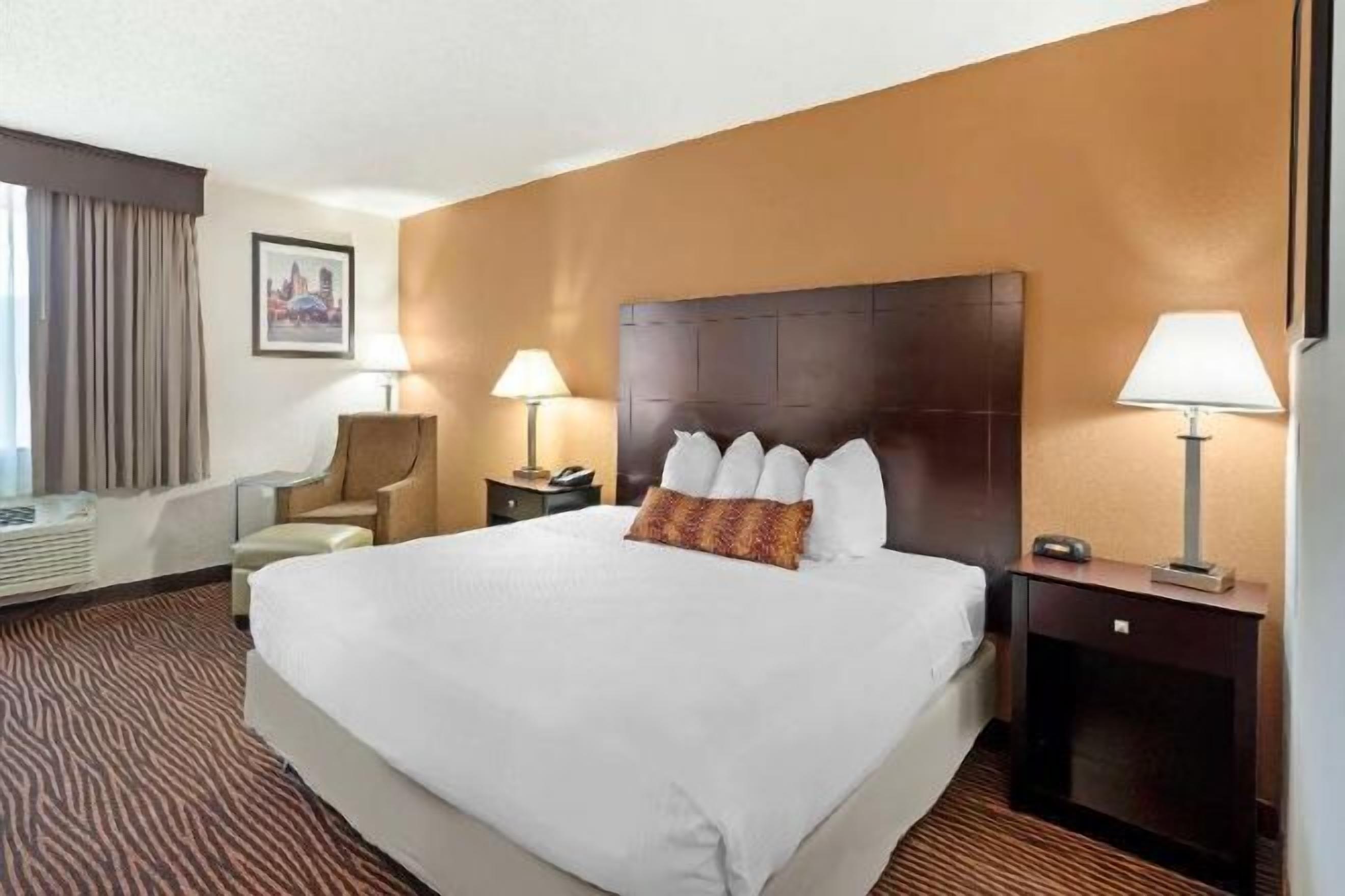 防过敏的被褥、客房内保险箱、笔记本电脑工作区、遮光窗帘