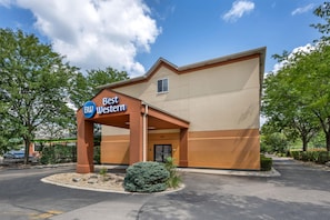 A Best Western hotel with a brown facade, a clear sky, and surrounding greenery. - Best Western Des Plaines/O’Hare (Des Plaines)
