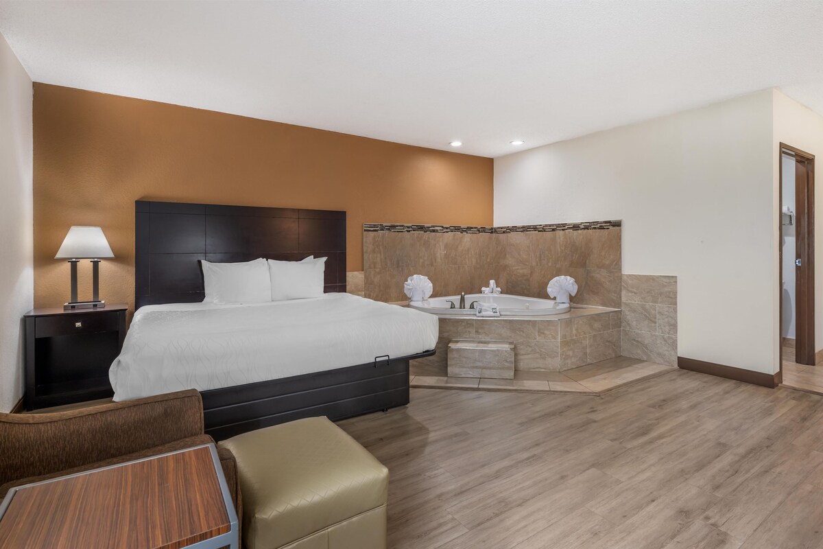 Standard Room, 1 King Bed, Non Smoking, Hot Tub | Hypo-allergenic bedding available, in-room safe, laptop workspace