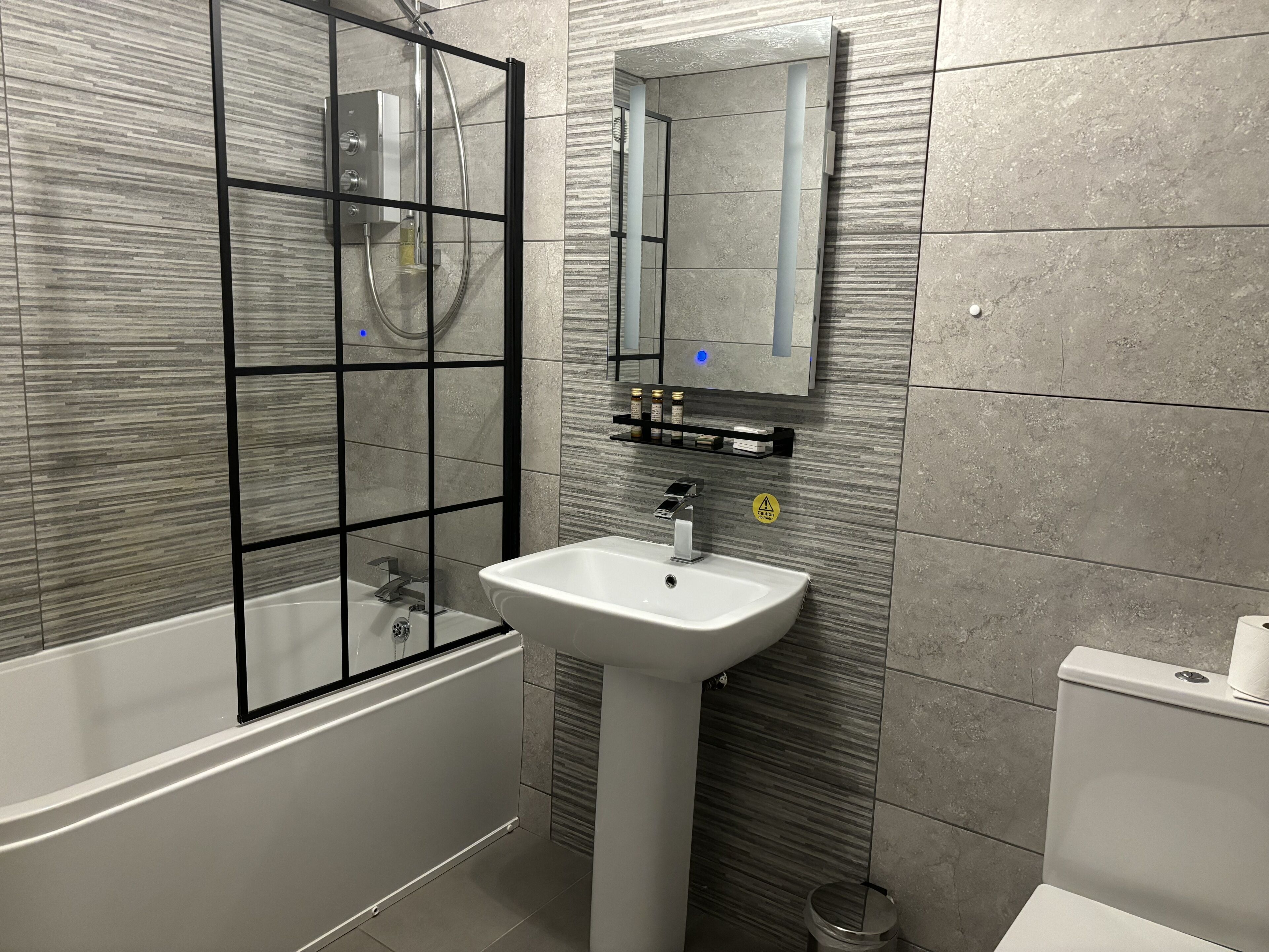 executive room, 1 queen bed, non smoking (with sofabed) | bathroom | combined shower/bathtub, free toiletries, hair dryer, towels