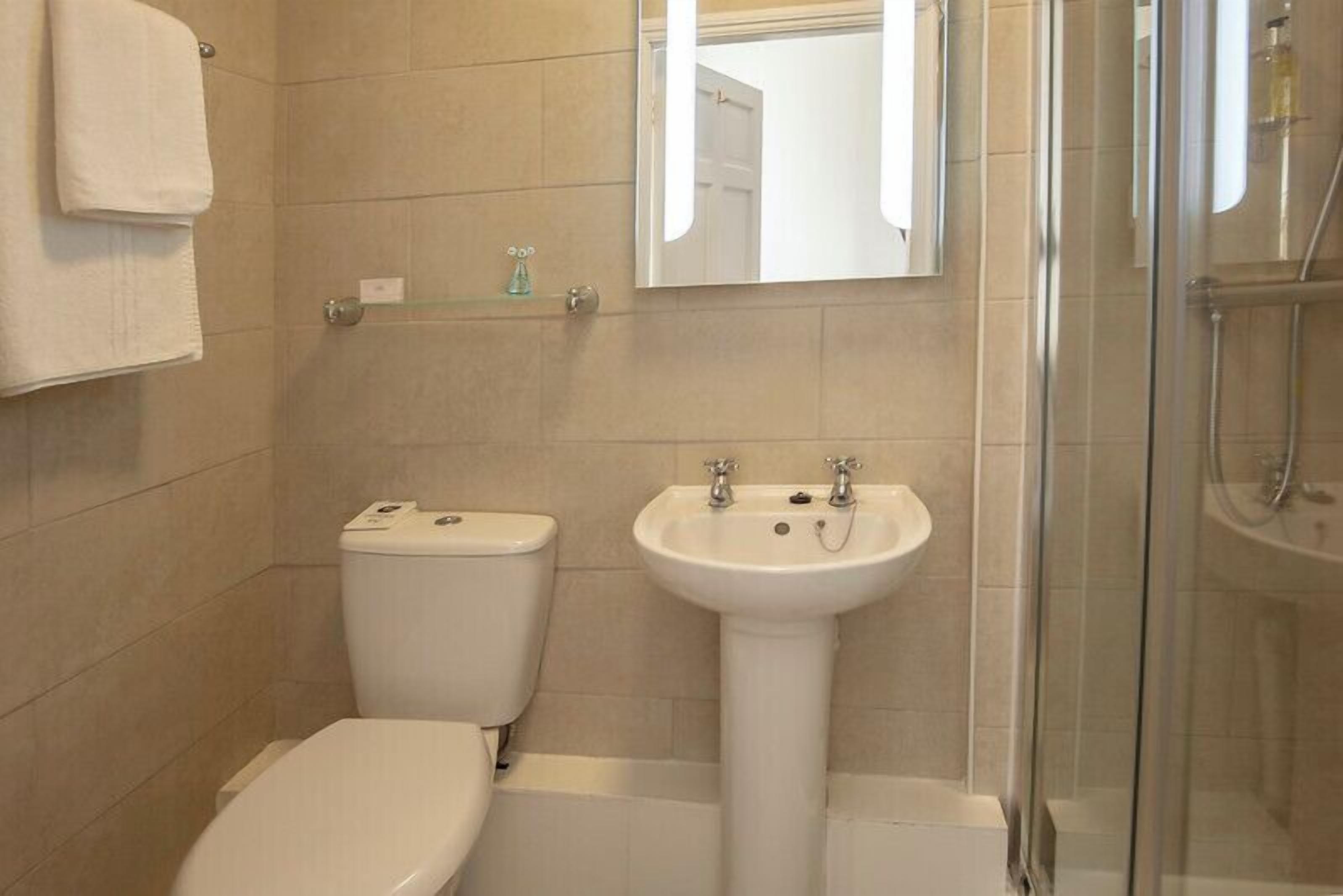 combined shower/bathtub, free toiletries, hair dryer, towels