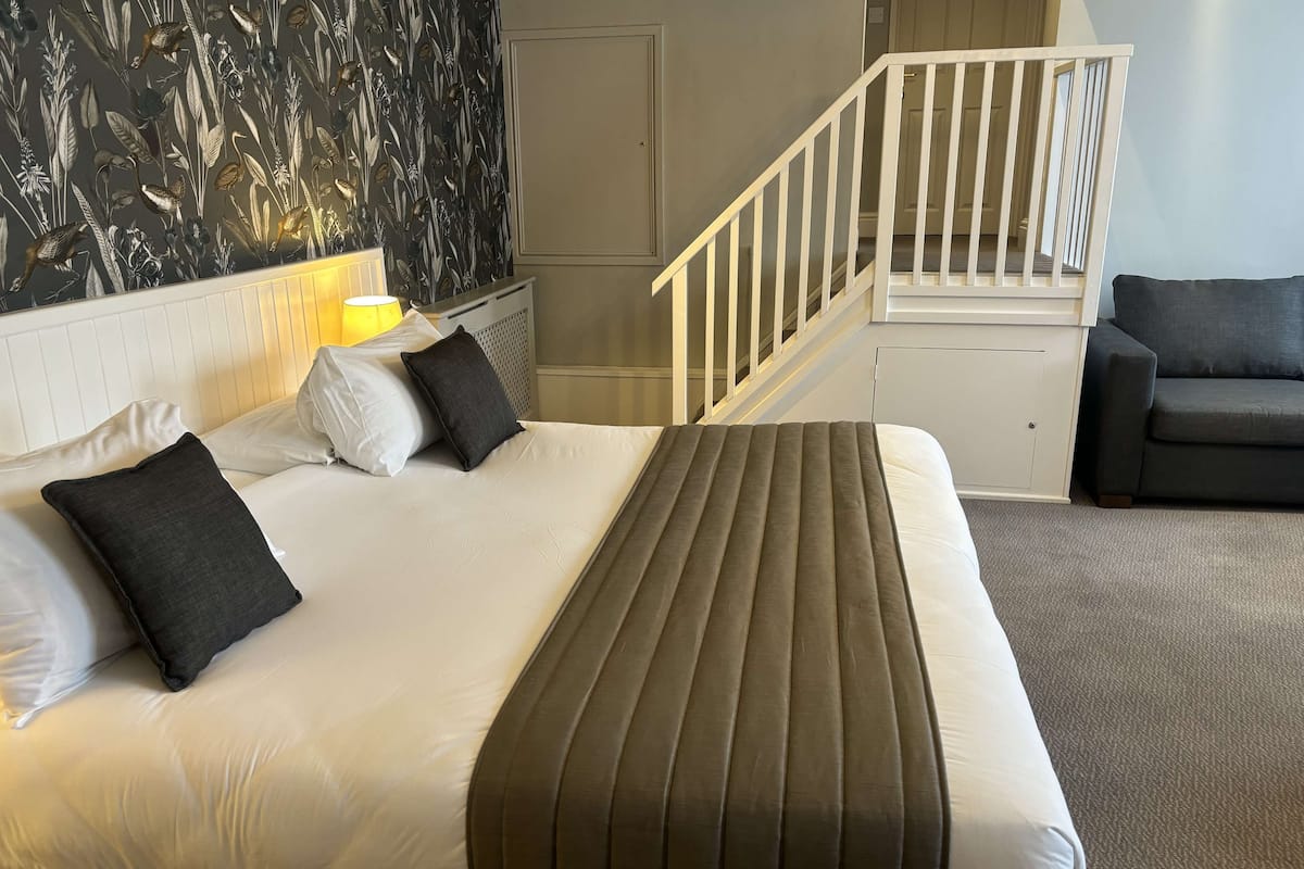 executive room, 1 queen bed, non smoking (with sofabed) | hypo-allergenic bedding, in-room safe, desk, laptop workspace