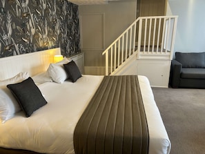 Executive Room, 1 Queen Bed, Non Smoking (with Sofabed) | Hypo-allergenic bedding, in-room safe, desk, laptop workspace