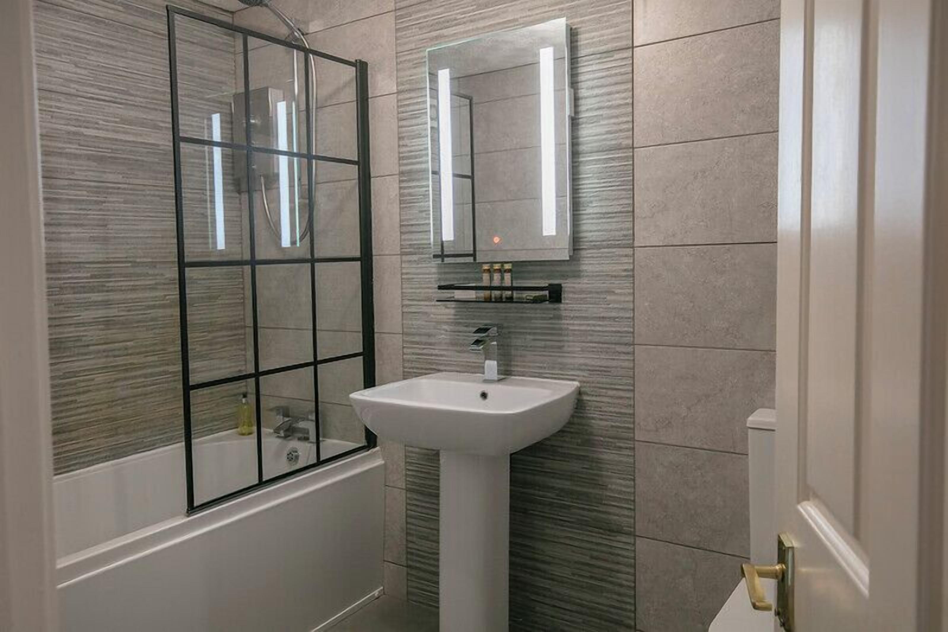 combined shower/bathtub, free toiletries, hair dryer, towels