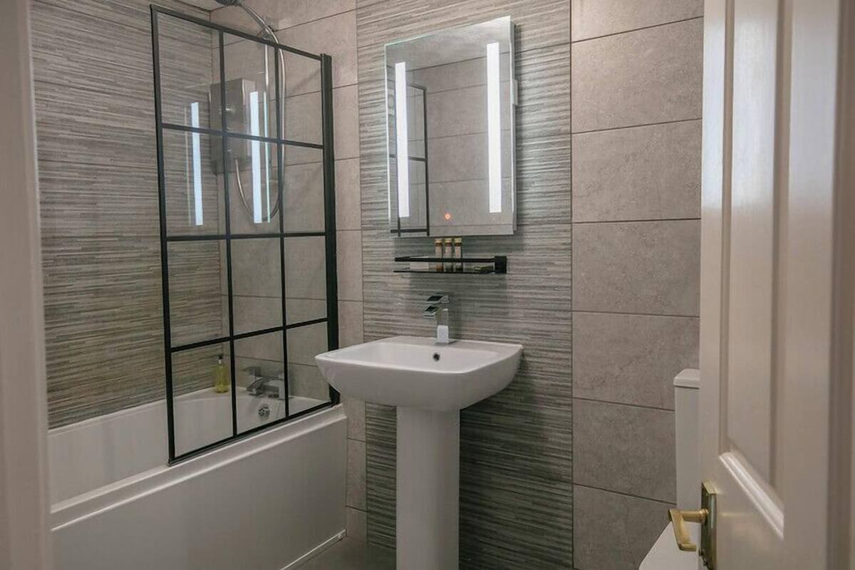 combined shower/bathtub, free toiletries, hair dryer, towels