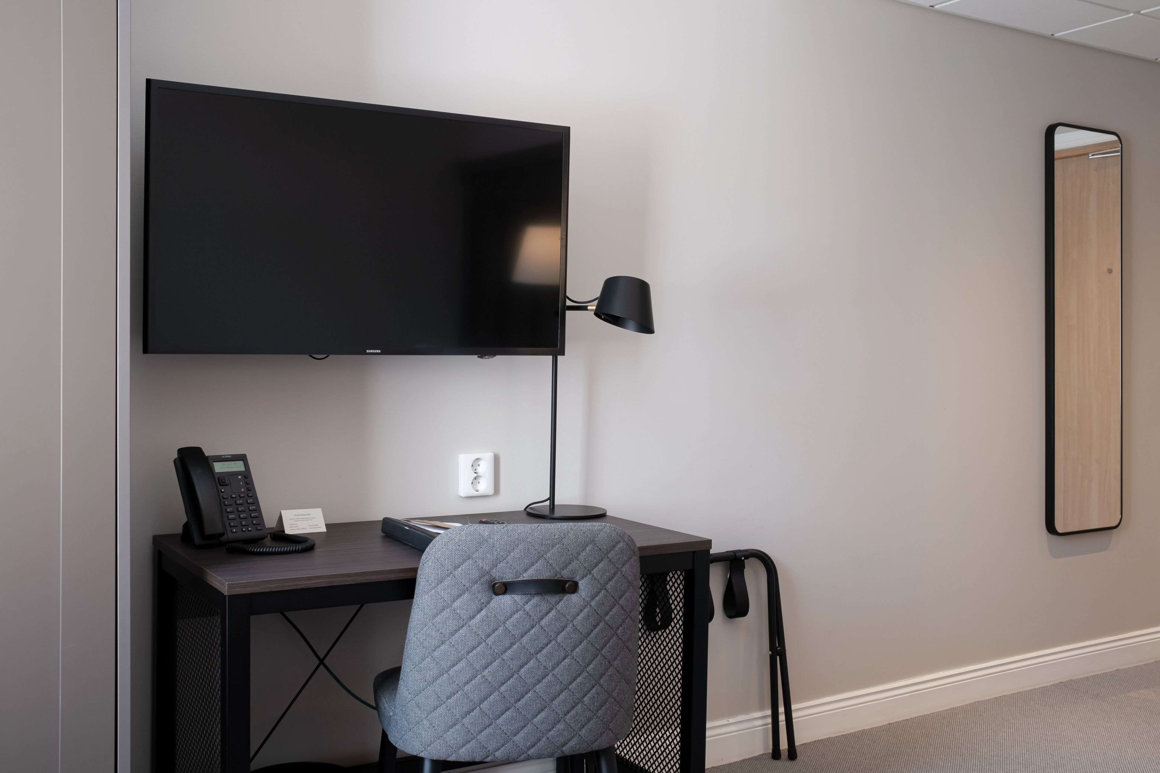 standard single room | minibar, in-room safe, desk, blackout curtains