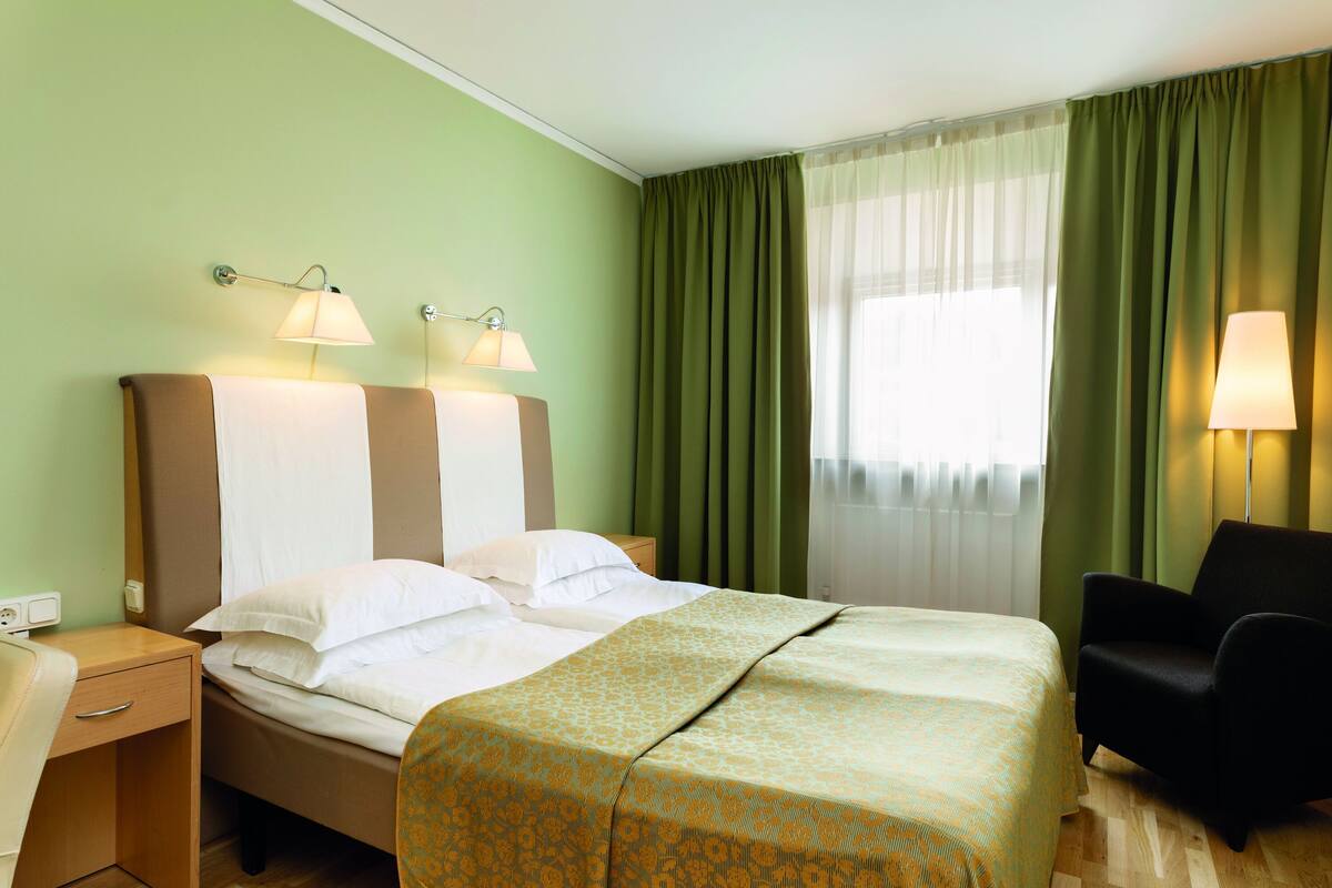 Kamar Twin Standar | Minibar, brankas, meja kerja, dan tirai kedap cahaya