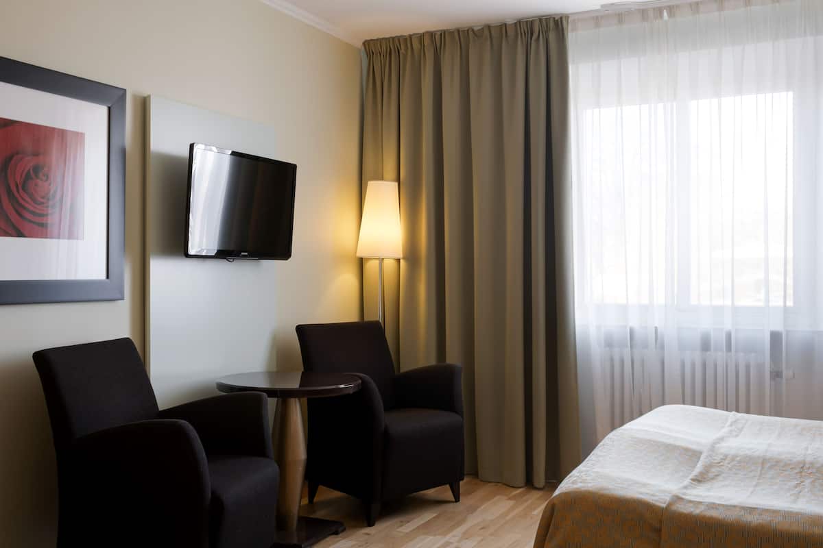 Kamar Double Standar | Minibar, brankas, meja kerja, dan tirai kedap cahaya
