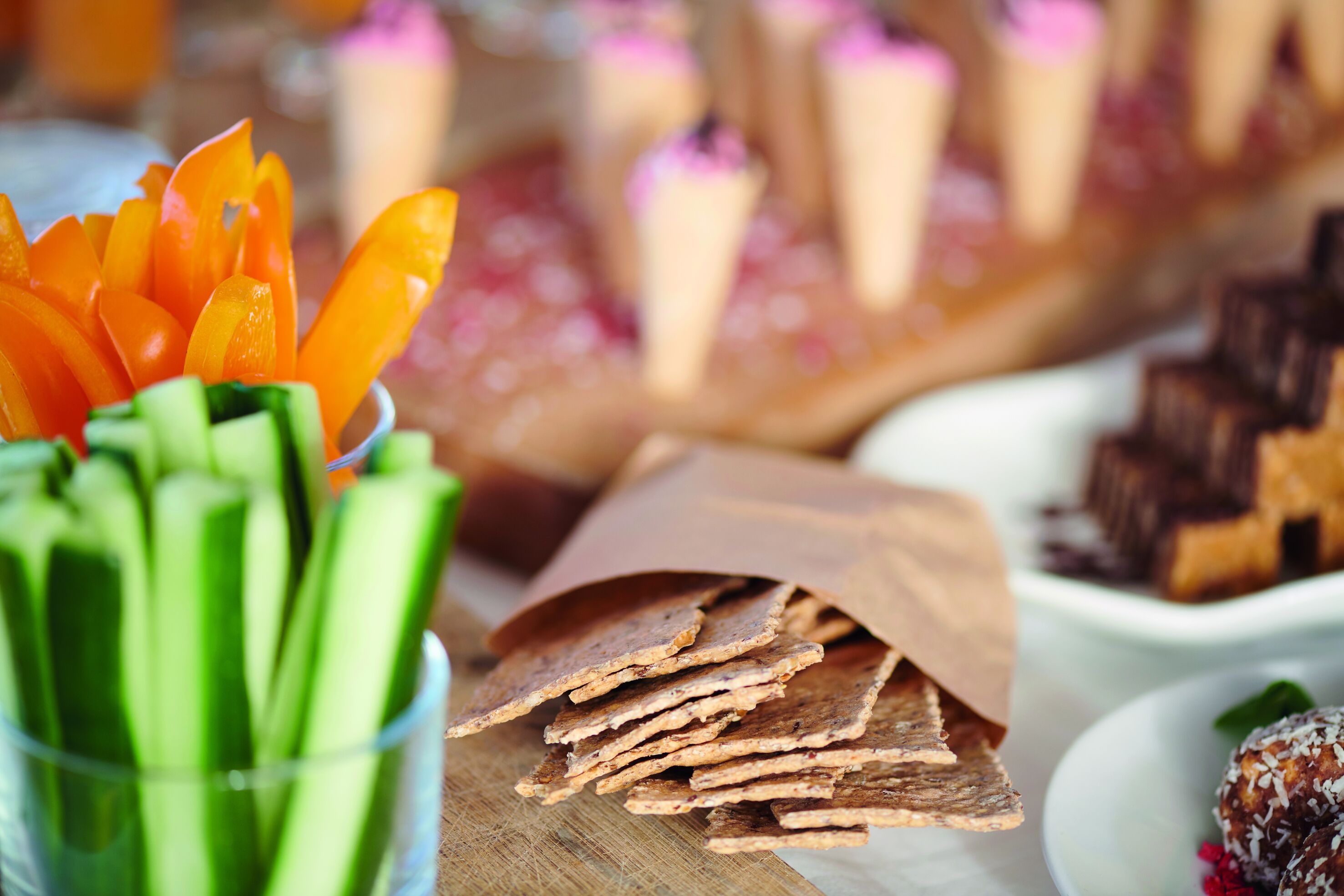 Une variété d’aliments, notamment des légumes coupés en tranches, des biscuits secs et des desserts.