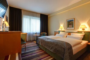 Minibar, in-room safe, laptop workspace, blackout drapes -  Sure Hotel by Best Western Ambassador Duesseldorf (Düsseldorf)