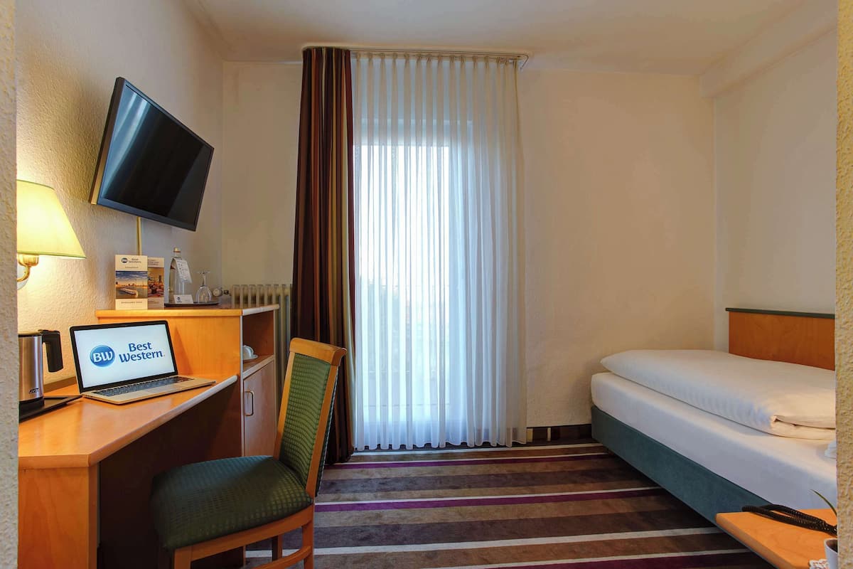 Minibar, in-room safe, laptop workspace, blackout curtains