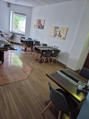 Petit déjeuner buffet (14 EUR par personne)