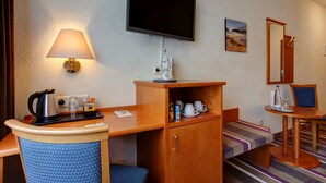 Familierom, 1 dobbeltseng (with Sofabed) | Minibar, safe på rommet, skrivebord for bærbar PC og blendingsgardiner