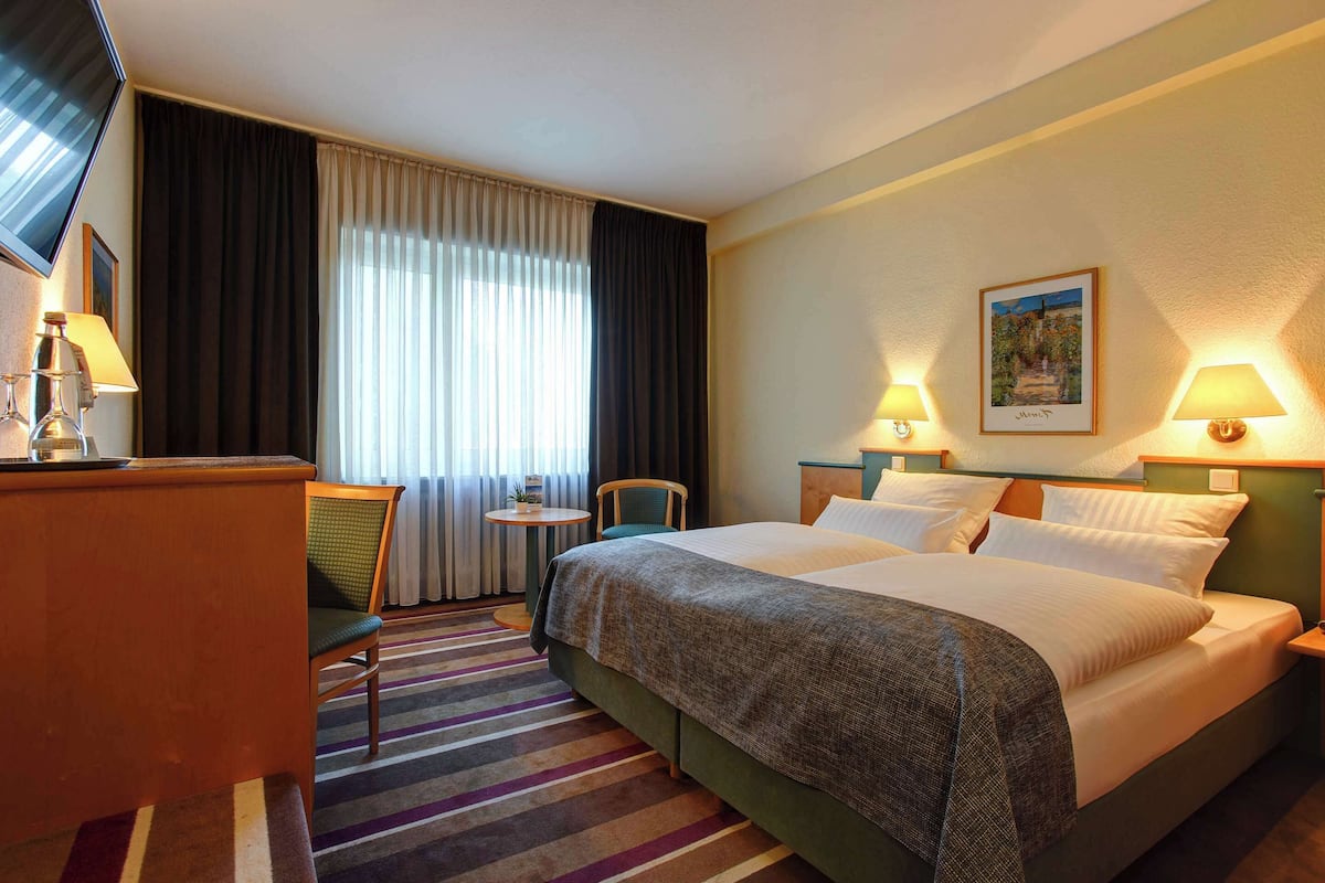 Minibar, in-room safe, laptop workspace, blackout curtains