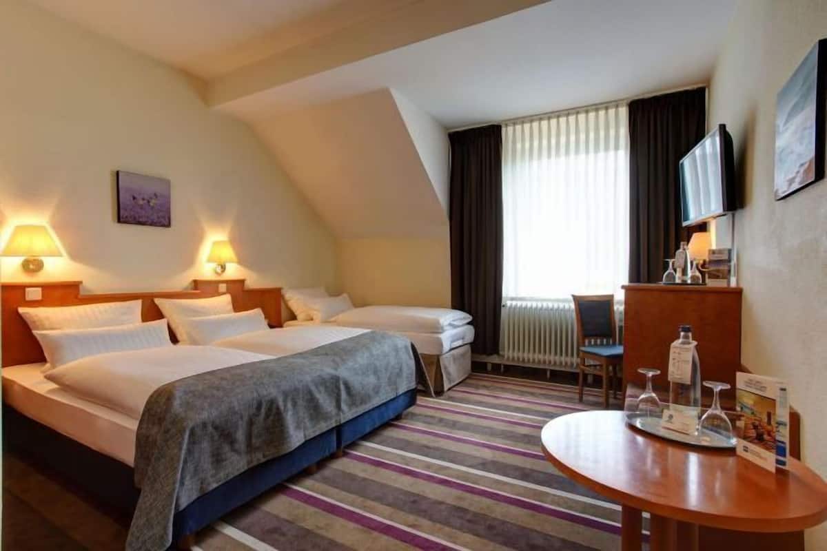 Een minibar, een kluis op de kamer, een laptopwerkplek