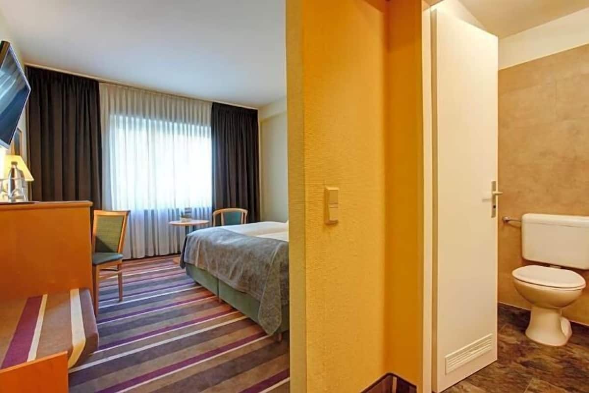 Een minibar, een kluis op de kamer, een laptopwerkplek